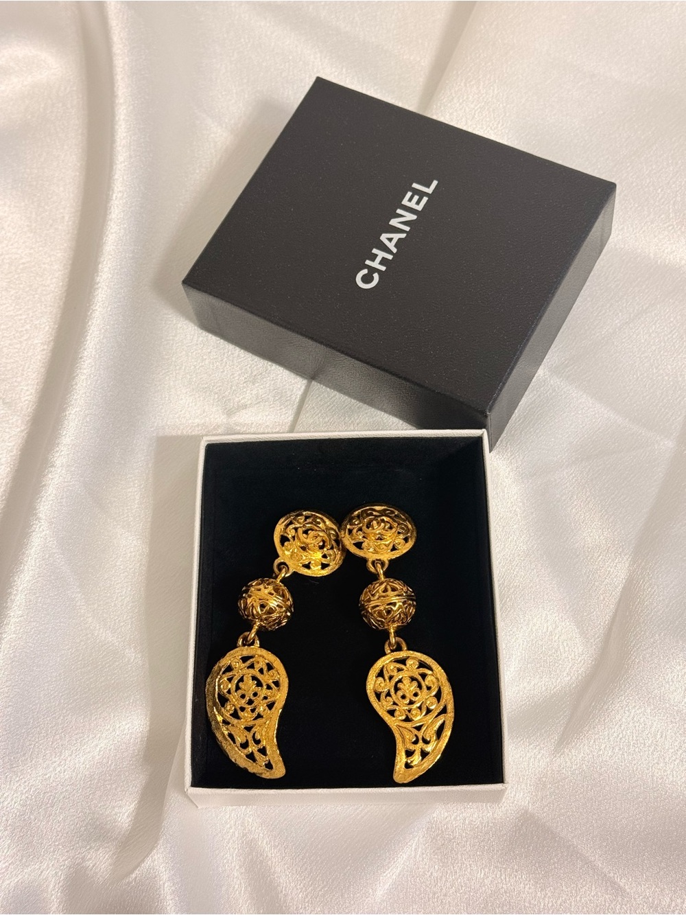 CHANEL Vintage Gold Filigree CC Dangle Clip On Earrings